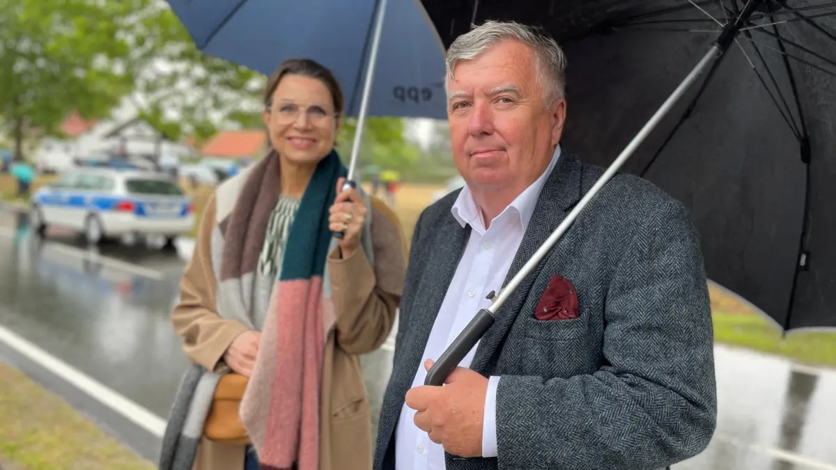 Beim Oderbruchtag in Bliesdorf: MOL-Landrat Gernot Schmidt (SPD), hier mit einer Mitarbeiterin des EU-Parlamentes, sieht die Kreisverwaltung MOL durch den Generationswechsel gut aufgestellt.