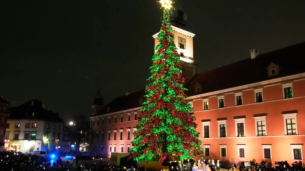 Weihnachten in Polenwird ausgiebig begangen: Auf dem Zamkowy-Platz in Warschau wird im Rahmen einer Zeremonie ein Weihnachtsbaum beleuchtet.