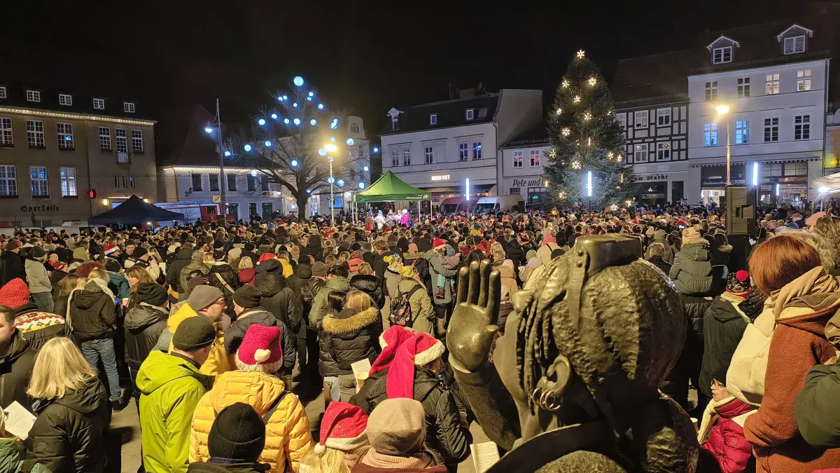 Stimmungsvoller Abend: "Die Ruferin" auf dem Marktplatz von Eberswalde inmitten von hunderten Menschen, die gemeinsam Weihnachtslieder sangen. Eine Tradition, die auch 2025 ihre Fortsetzung fand.