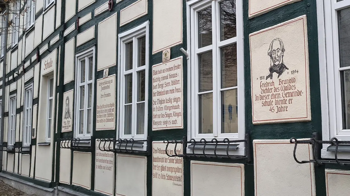 Die ehemalige Schule in Joachimsthal. An ihrer Fassade wird an einen Mann erinnert, der als Lehrer und Schriftsteller viel für die Schorfheide-Stadt getan hat.