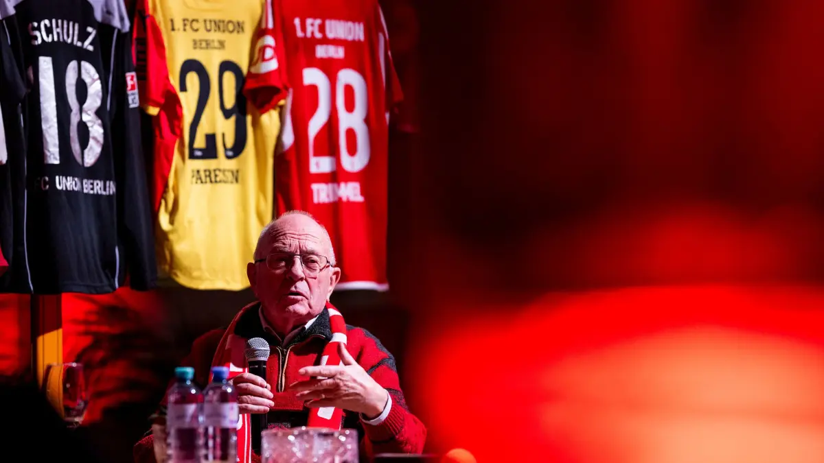 1. FC Union, Buchvorstellung 2023, Von Köpenick nach Europa : Fussball, Herren, 1. Bundesliga, 1. FC Union Berlin, Buchvorstellung Von Köpenick nach Europa - Die Geschichte des 1. FC Union Berlin, im Strandbad Wendenschloß in Berlin-Köpenick, im Bild Heinz Werner, 22.12. 2023, Foto: Julius Frick / Matthias Koch