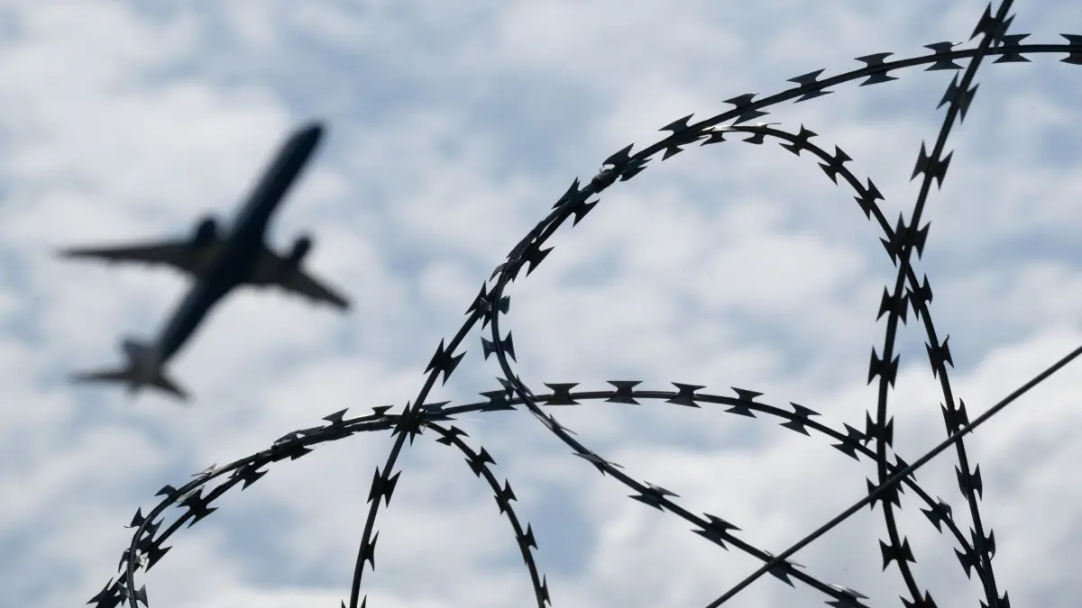 Abschiebungen: ARCHIV - 06.06.2024, Brandenburg, Schönefeld: Ein Flugzeug hebt am Flughafen BER hinter einem Zaun mit Natodraht ab. (zu dpa: «Erneut Straftäter nach Afghanistan abgeschoben») Foto: Sebastian Gollnow/dpa +++ dpa-Bildfunk +++