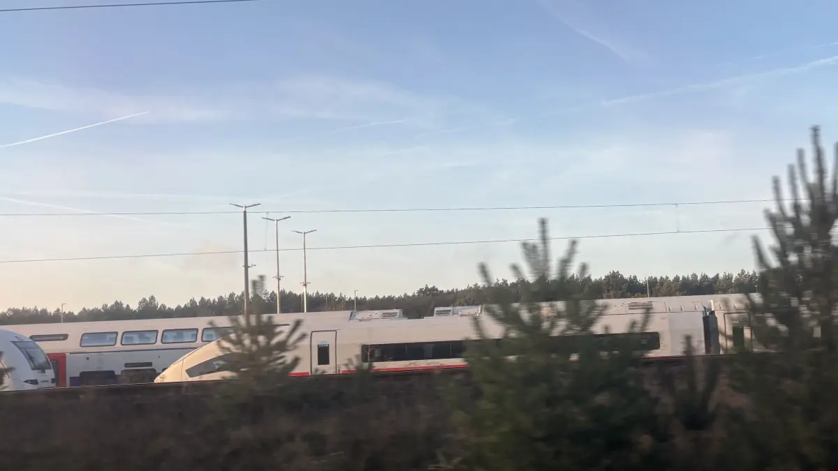 Aus dem Fenster eines vorbeifahrenden Zuges ist es zu erkennen: Bei Eisenhüttenstadt steht ein ICE-Zug, nicht der einzige. Was hat es damit auf sich?