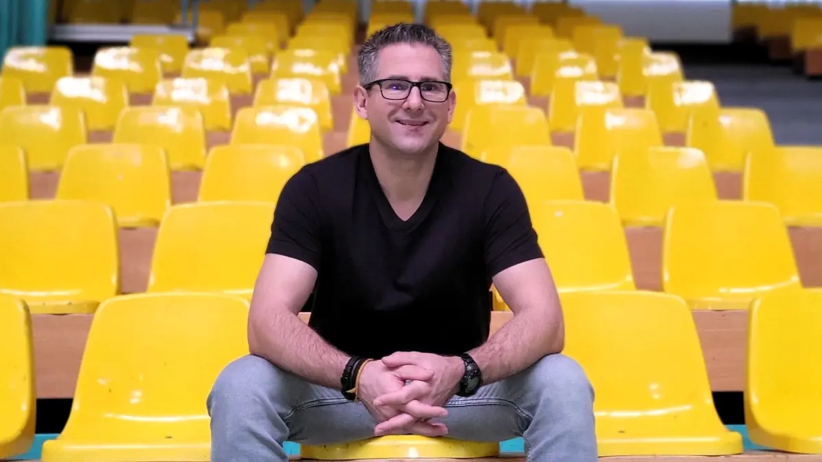 Frankfurt (Oder). Lars Möbus (44), Handballer HSG Schlaubetal-Odervorland, Lehrer an der Sportschule, Initiator des "Handball Oderlandcups 2025", auf den Zuschauerrängen in der Brandenburg-Halle Frankfurt (Oder). 23.12.2025 Foto: Lars Möbus