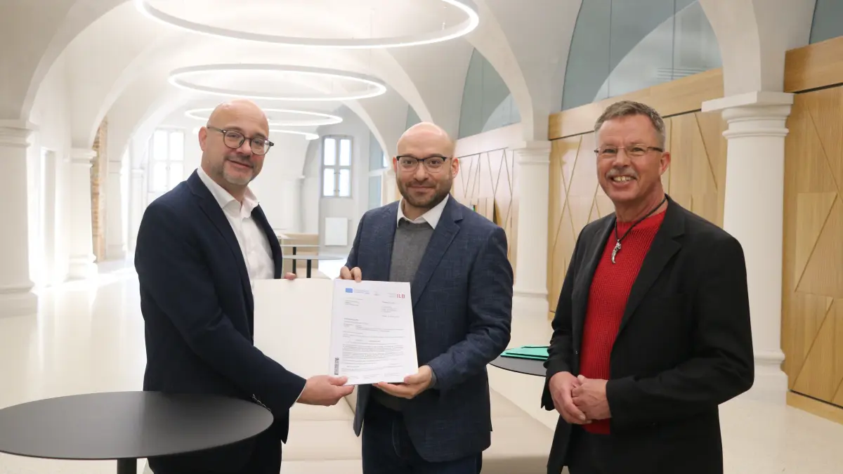 Oberbürgermeister Axel Strasser, Innenminister René Wilke und der Sozialbeigeordnete Jens-Marcel Ulrich bei der Übergabe des Fördermittelbescheides im Rathaus Frankfurt (Oder)