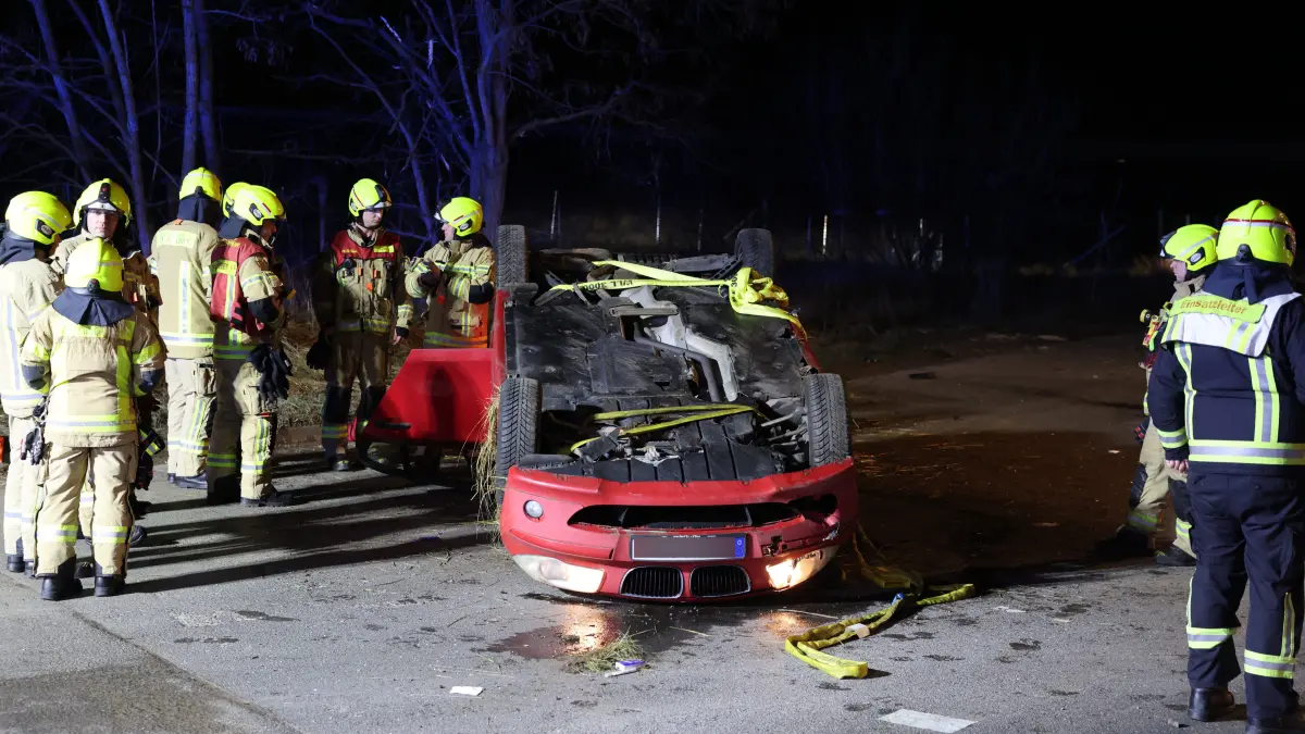 Am Vorwerk Buch nahe Schönerlinde hat sich am späten Dienstagabend (23.12.) ein Auto überschlagen, Rettungskräfte bargen drei Leichtverletzte.