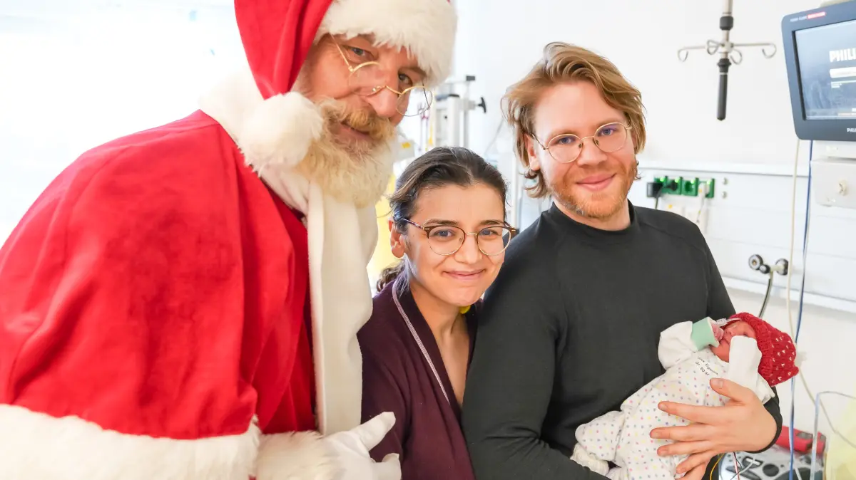 Weihnachtsfreude am Klinikum Frankfurt (Oder): Der Weihnachtsmann gratuliert Meliha und Tobias aus Bad Saarow zur Geburt der kleinen Fiona