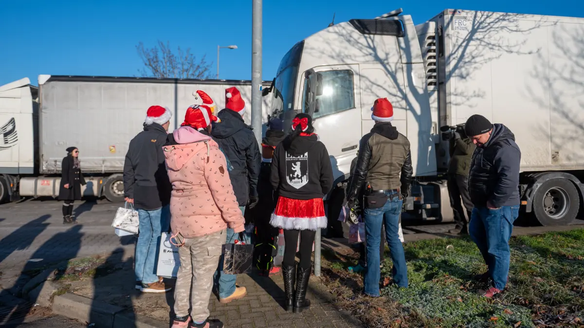 Zu Weihnachten auf der Autobahnraststätte gestrandet: Lkw-Fahrer verteilen Geschenke an der Autobahn A10.