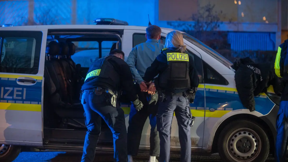 Bedrohungslage in Berlin-Hellersdorf - Polizei schießt auf Mann mit Messer