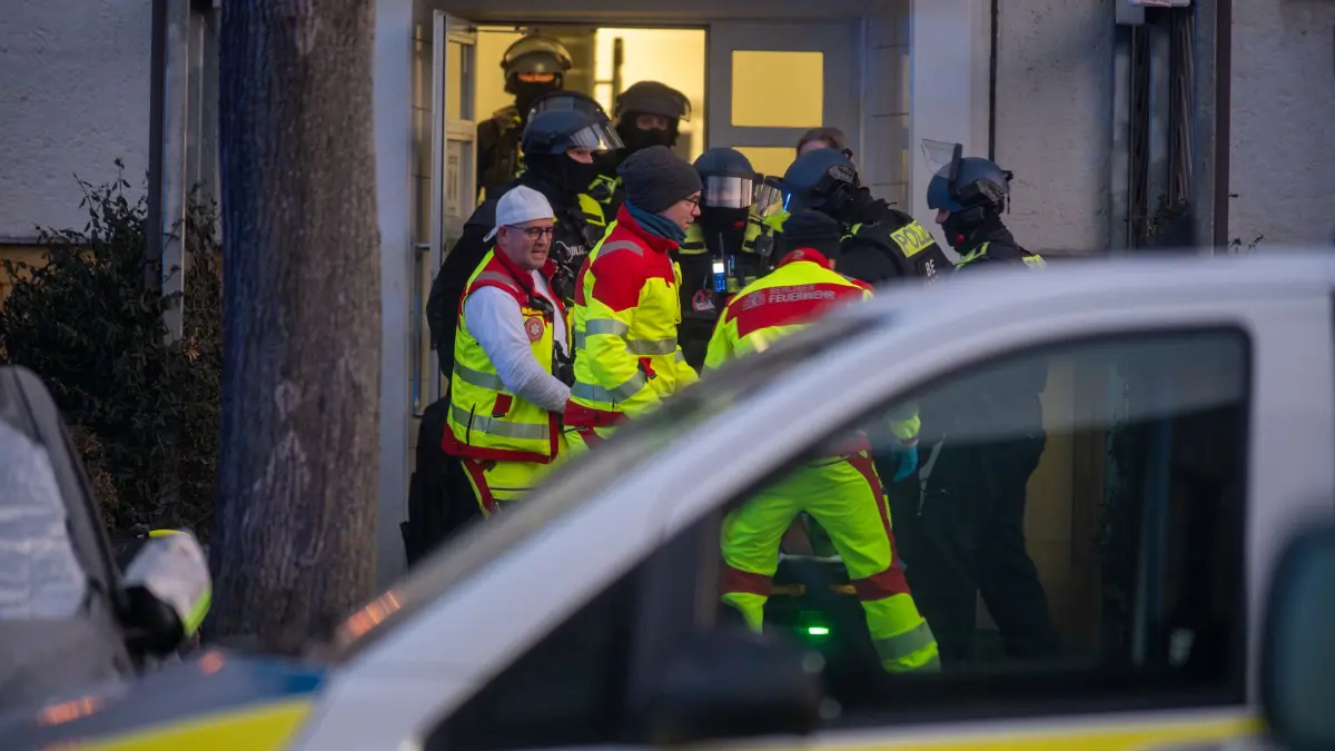 Bedrohungslage in Berlin-Hellersdorf - Polizei schießt auf Mann mit Messer