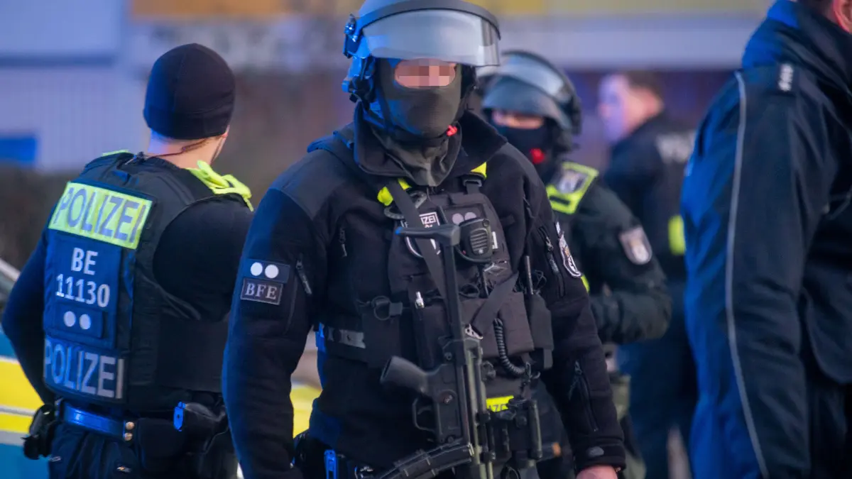 Bedrohungslage in Berlin-Hellersdorf - Polizei schießt auf Mann mit Messer