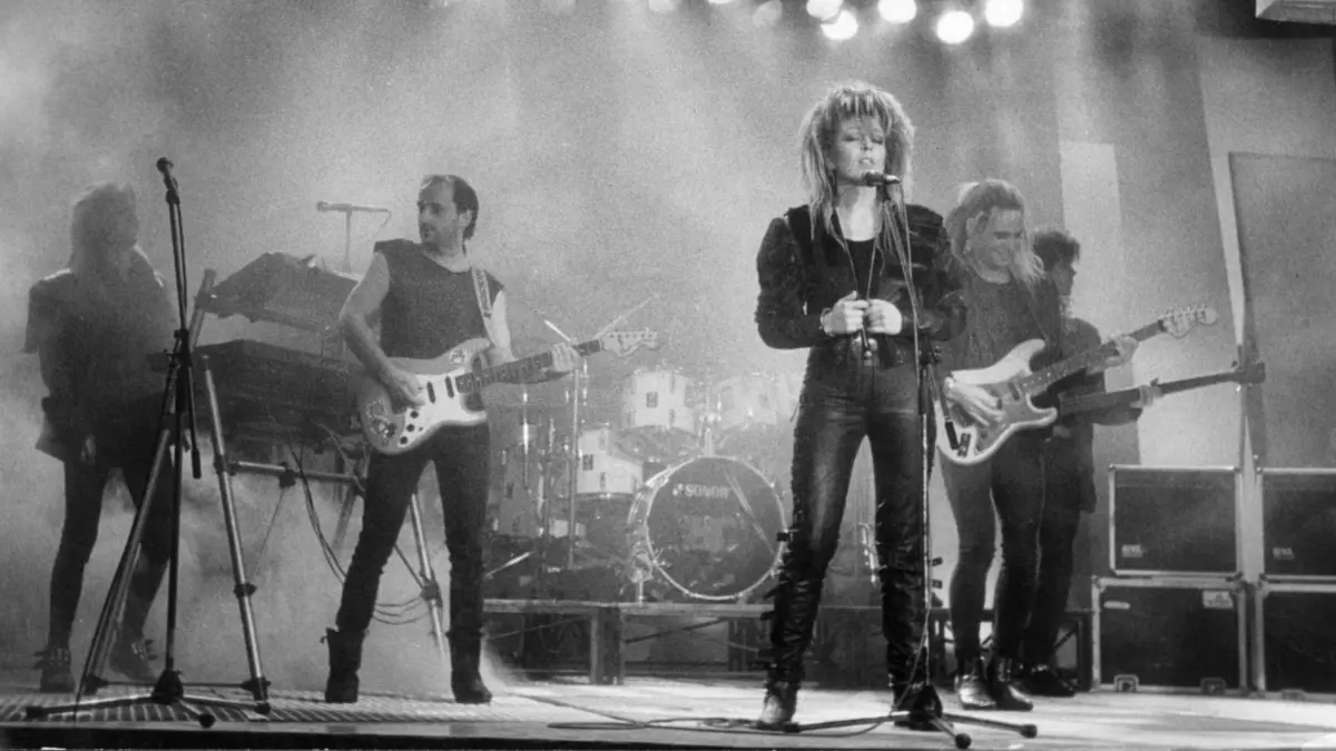 Das undatierte Archivbild zeigt die Berliner Rockgruppe "Silly" mit der 1996 verstorbenen Sängerin Tamara Danz (vorn) bei einem Konzert.