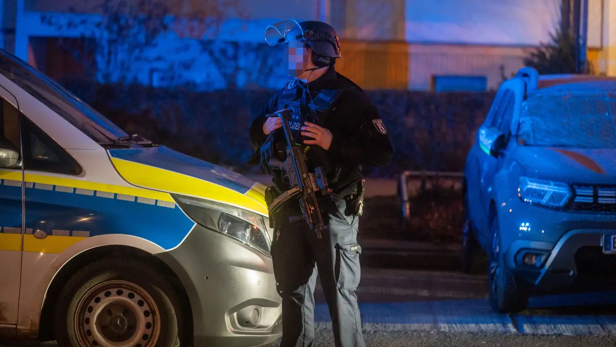 Bedrohungslage in Berlin-Hellersdorf - Polizei schießt auf Mann mit Messer