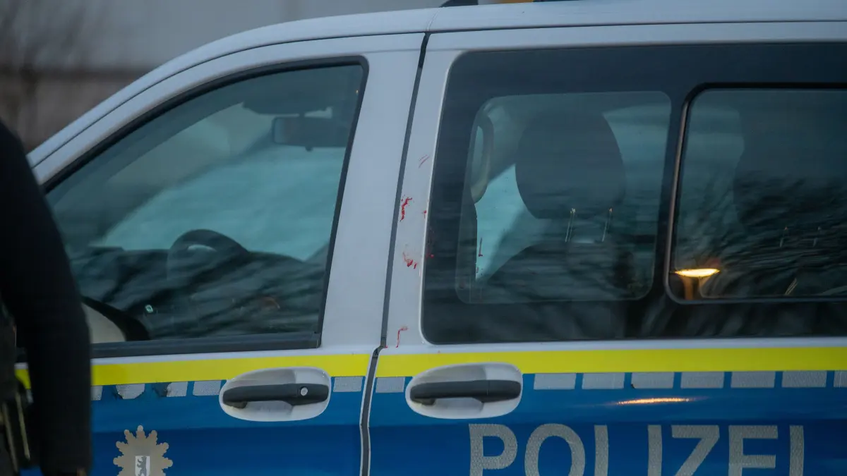 Bedrohungslage in Berlin-Hellersdorf - Polizei schießt auf Mann mit Messer