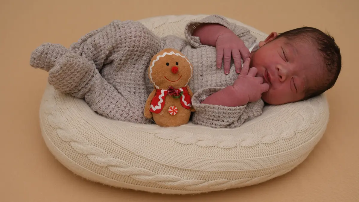 Geburt in Königs Wusterhausen: Moritz Braun ist das erste Weihnachtsbaby 2025 im Klinikum Dahme-Spreewald.