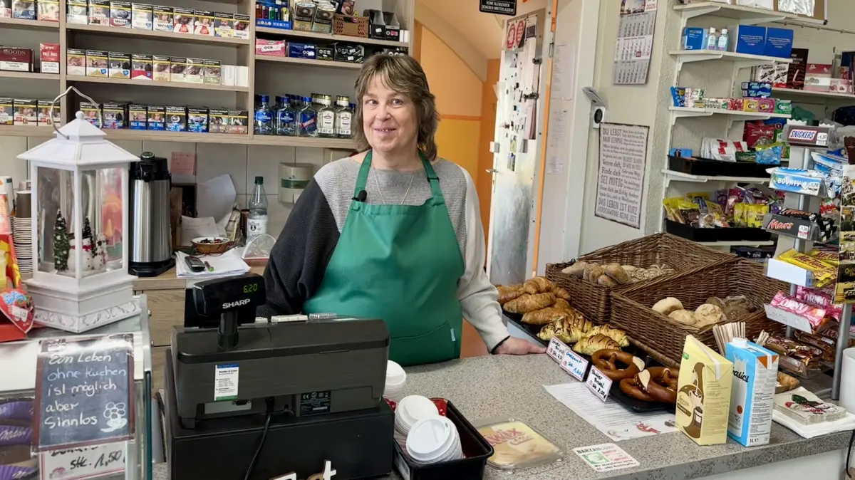 Geöffnet auch am 26. Dezember: Michaela Berend am Verkaufstresen des "Quick Shop" in Spreeau (Grünheide).