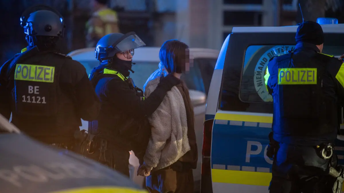 Bedrohungslage in Berlin-Hellersdorf - Polizei schießt auf Mann mit Messer