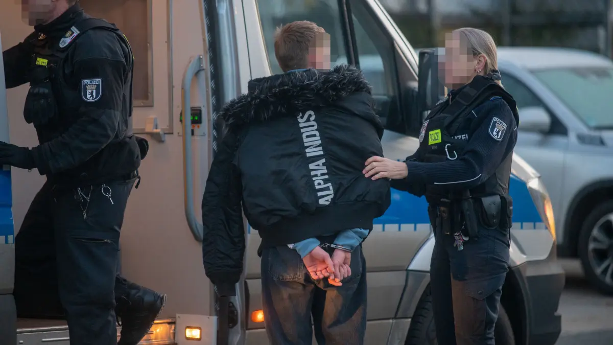 Bedrohungslage in Berlin-Hellersdorf - Polizei schießt auf Mann mit Messer