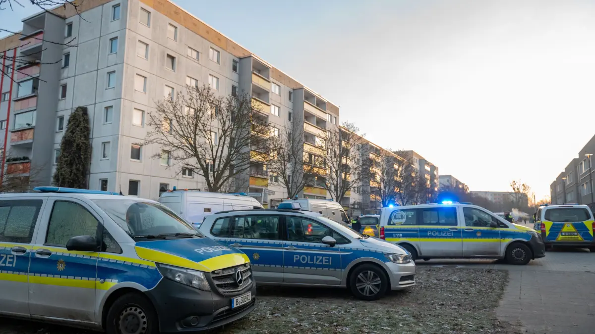 Bedrohungslage in Berlin-Hellersdorf - Polizei schießt auf Mann mit Messer