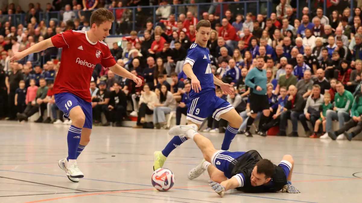 Schwedt, 27.12.25, 27. Uckermark-Masters in Schwedt, FC Schwedt gewinnt, Finale FC SChwedt mit Christian Staatz (libnks) gegen Schönower SV, mit fliegenden Torwart Hendrik Engelmann
