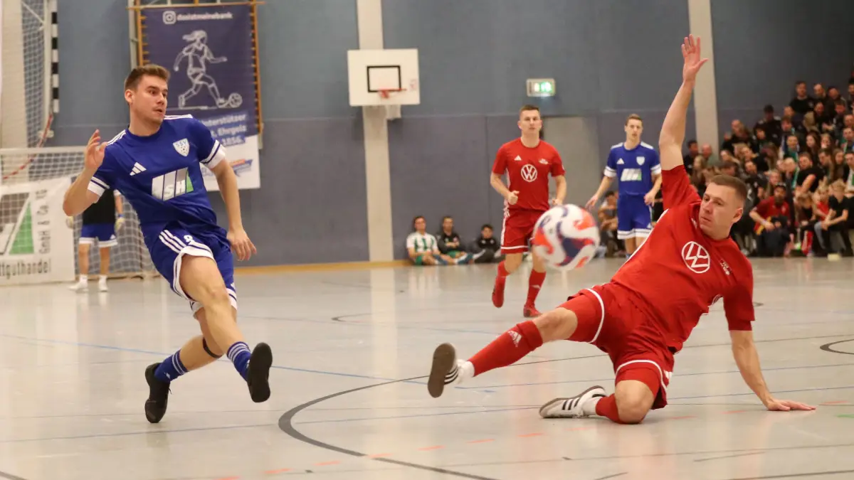 Schwedt, 27.12.25, 27. Uckermark-Masters in Schwedt, FC Schwedt gewinnt, Schönower SV (Felix Seidel) gegen Rot-Weiß Prenzlau