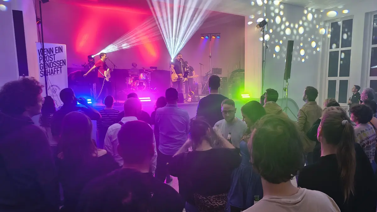 Die Leipziger Band Seaseasea bei Rock me Jo im Ausweichquartier Tisch37. Der Saal, der auch einmal Heimat der Waggonkomödianten war, erstrahlte in vielen Farben.