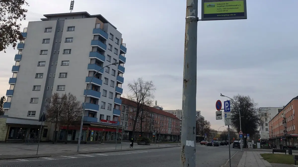Das Verhalten von Gaffern und Schaulustigen während eines Einsatzes in der Lindenallee in Eisenhüttenstadt, hat die Feuerwehr Eisenhüttenstadt zu einem sehr eindringlichen Appell veranlasst. Was ist passiert?