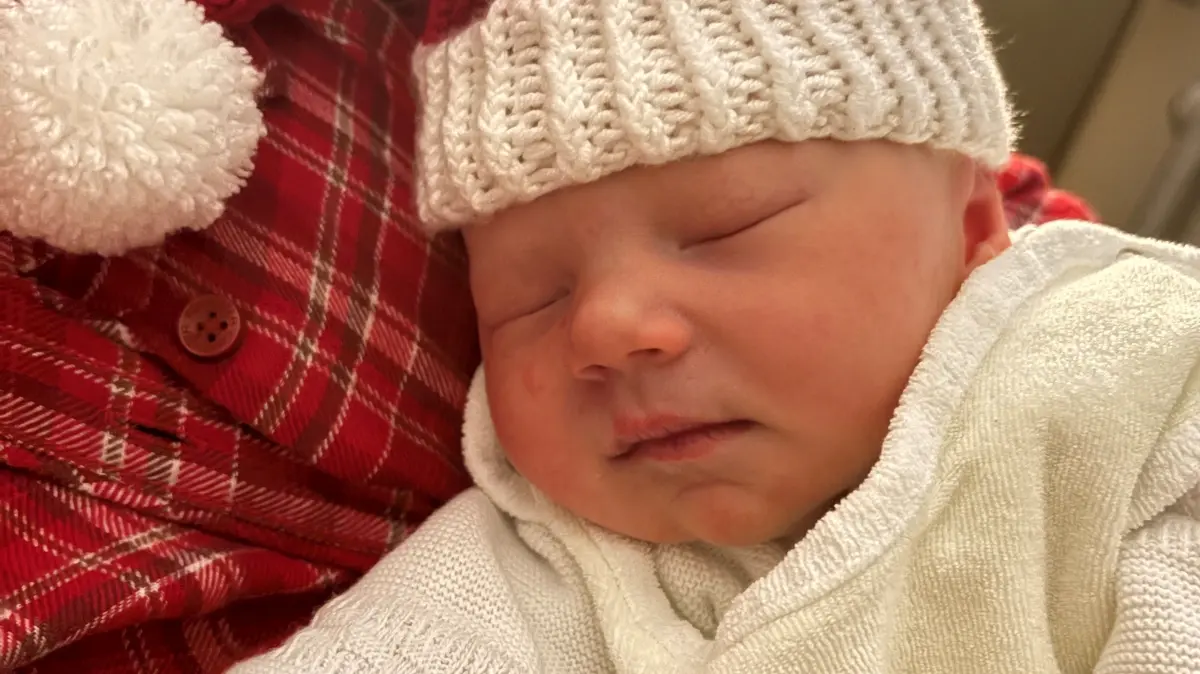 Skadi Charlotte ist das Weihnachtsbaby 2025 im Helios Klinikum Bad Saarow.