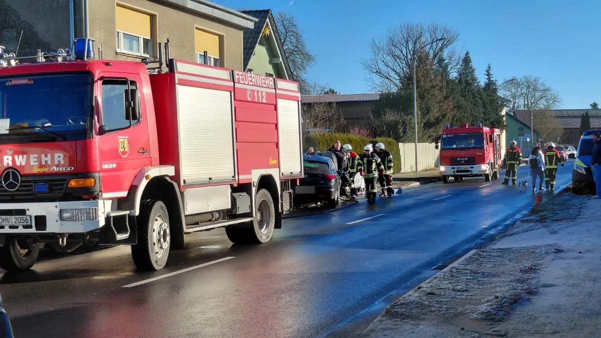 In Teschendorf mussten am 28. Dezember Feuerwehr und Polizei zur B96 ausrücken. Ein Autofahrer hatte zuvor die Kontrolle über sein Fahrzeug verloren.
