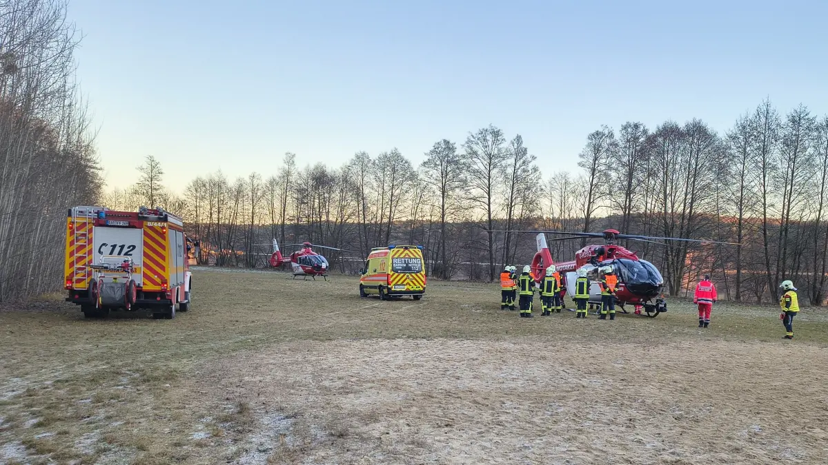 Zwei Rettuhgshubschrauber, ein Fahrzeug der Freiwilligen Feuerwehr Joachimsthal sowie ein Rettungswagen beim Einsatz am Sonntagnachmittag am Werbellinsee. Zwei Taucher waren in den kalten Fluten verunglückt.