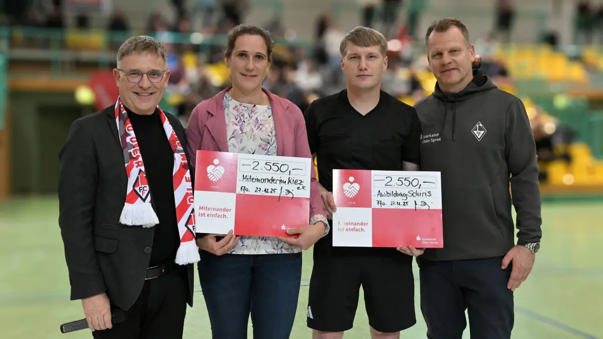 Fussball : Frankfurt an der Oder Brandenburghalle, 1. FC Frankfurt Hallenfussball, 34. Benefiz Turnier, die Spenden aus dem Benefizturnier gingen an Monique Hübner Ehrenamtbauftragte und Schiedsrichter Hannes Hähnel, dabei Präsident Markus Derling und Thomas Bleck r. Vizepräsident
Sponsoring & Strategie beide vom 1. FC Frankfurt
FOTO BENK 27.12.2023
