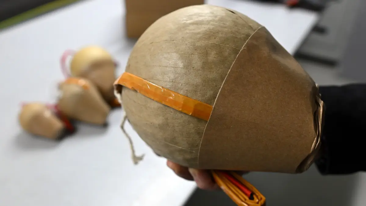 Kugelbombe: ARCHIV - 03.01.2025, Nordrhein-Westfalen, Eitorf: Ein Feuerwerker hält eine Kugelbombe für professionelles Feuerwerk in der Hand. (zu dpa: «Ich glaube, ich sterbe: Wie eine Kugelbombe einen Jungen traf») Foto: Federico Gambarini/dpa +++ dpa-Bildfunk +++