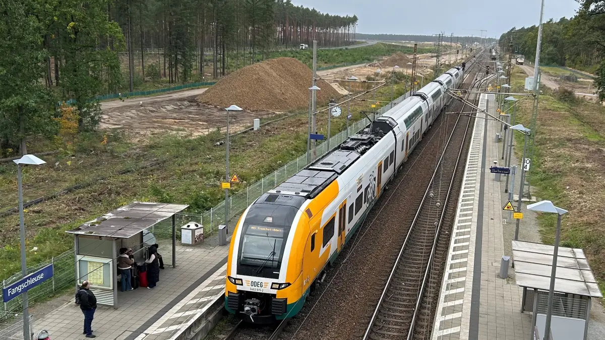 RE1 am „alten" Bahnhof Fangschleuse in Fahrtrichtung Fürstenwalde: Im Hintergrund laufen die Arbeiten an der neuen Station, die direkt auf Höhe der Tesla Gigafactory Grünheide entsteht.
