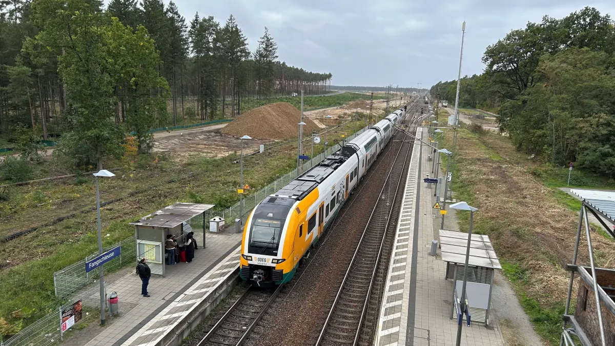 RE1 am „alten" Bahnhof Fangschleuse in Fahrtrichtung Fürstenwalde: Im Hintergrund laufen die Arbeiten an der neuen Station, die direkt auf Höhe der Tesla Gigafactory Grünheide entsteht.