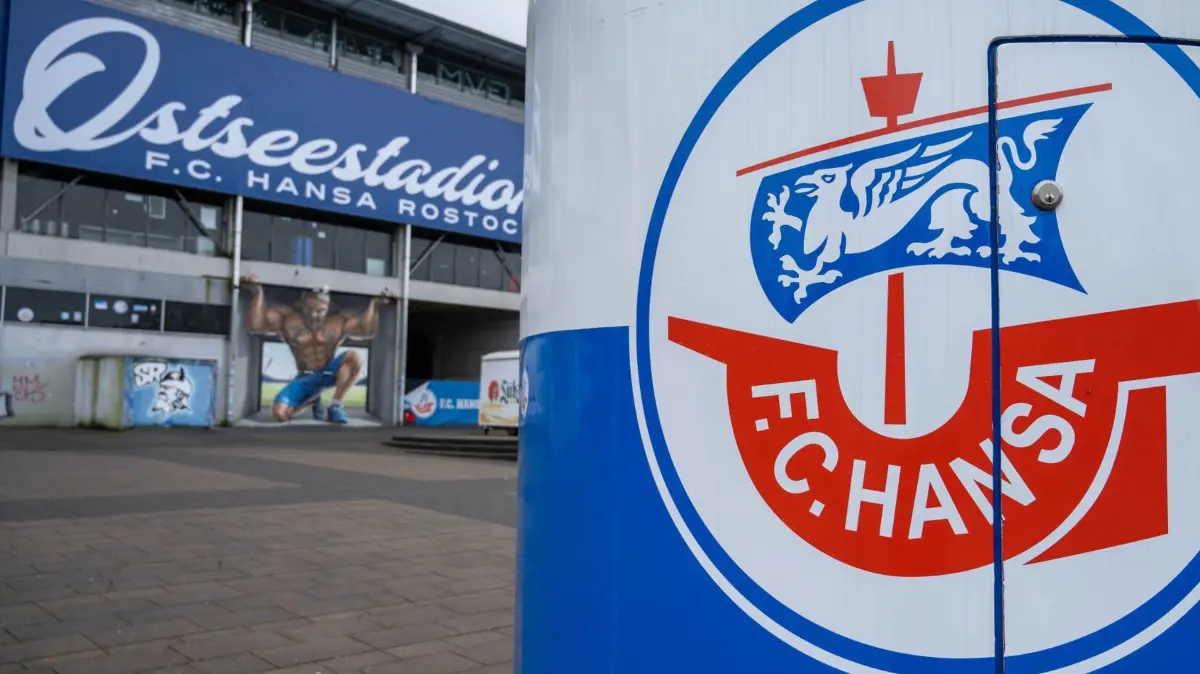 FC Hansa Rostock: ARCHIV - 21.12.2024, Mecklenburg-Vorpommern, Rostock: Ein Getränkestand mit dem Logo des Drittligisten FC Hansa Rostock steht vor dem Ostseestadion. Am 28. Dezember wird der FC Hansa Rostock 60 Jahre alt. (zu dpa: «60 Jahre Hansa Rostock: Ein «sehr, sehr spezieller» Verein») Foto: Stefan Sauer/dpa +++ dpa-Bildfunk +++