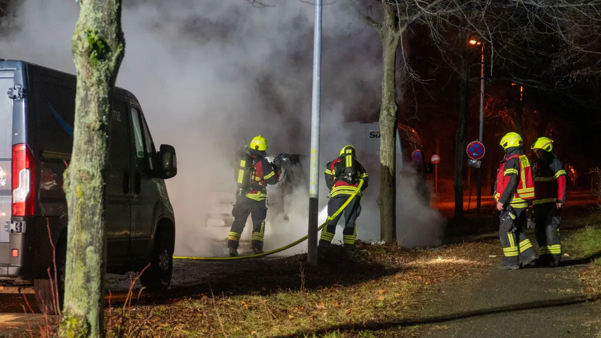 In Dahlwitz-Hoppegarten brannten in der Nacht Fahrzeuge. Die Polizei ermittelt nun zum Verdacht der Brandstiftung.