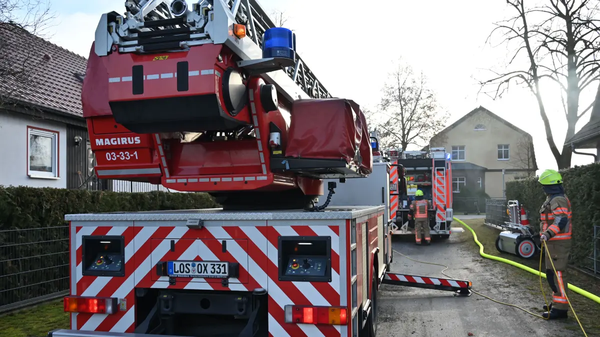 Großes Feuerwehr-Aufgebot in Füstenwalde: In der Johannes-R.-Becher-Straße ist Kaminholz in Brand geraten - mit gesundheitlichen Folgen für eine Seniorin.