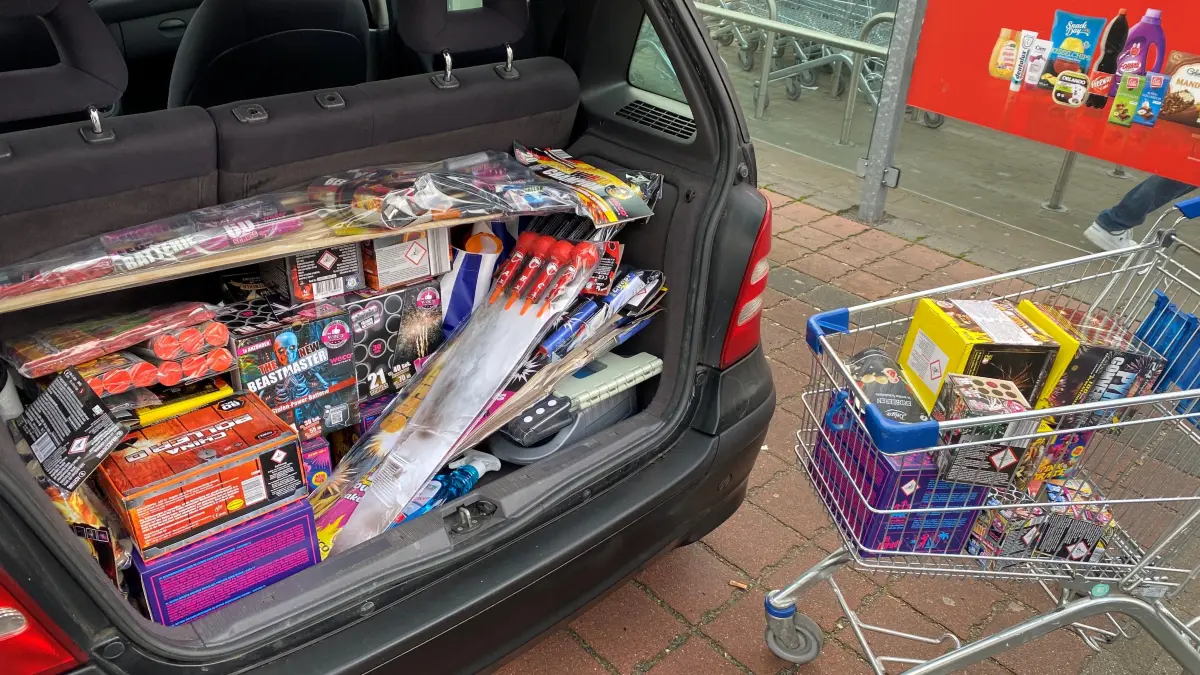 Der Kofferraum ist voll: Für etwa 500 Euro hat gerade eine Familie Silvesterfeuerwehr bei einem großen Discounter in Eisenhüttenstadt eingekauft. Das ist kein Einzelfall.