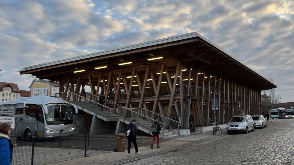 Das noch fast neue Fahrradparkhaus in Eberswalde soll das Abstellen von Rädern sicherer machen. Doch es kommt immer wieder zu Diebstahl und Vandalismusschäden.