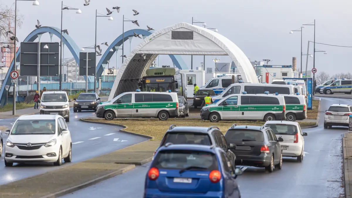 Bundespolizei und Zoll kontrollieren gleichzeitig am Grenzübergang in der Slubicer Straße.