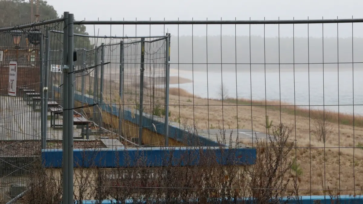 Bauzäune bestimmen weiterhin das Bild am gesperrten Hauptstrand am Helenesee bei Frankfurt (Oder): Wie ist der aktuelle Stand der Sanierungsplanung?