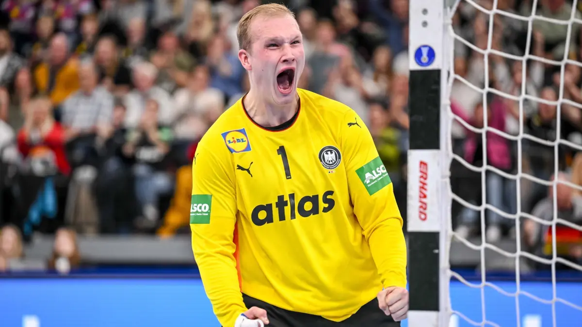 Deutschland - Island: ARCHIV - 02.11.2025, Bayern, München: Handball: Länderspiel, Deutschland - Island, SAP Garden. Torwart David Späth (Deutschland) jubelt nach einem gehaltenen Ball. (zu dpa: ««In guter Position»: Löwen wieder mit Chancen auf Europa») Foto: Harry Langer/dpa +++ dpa-Bildfunk +++
