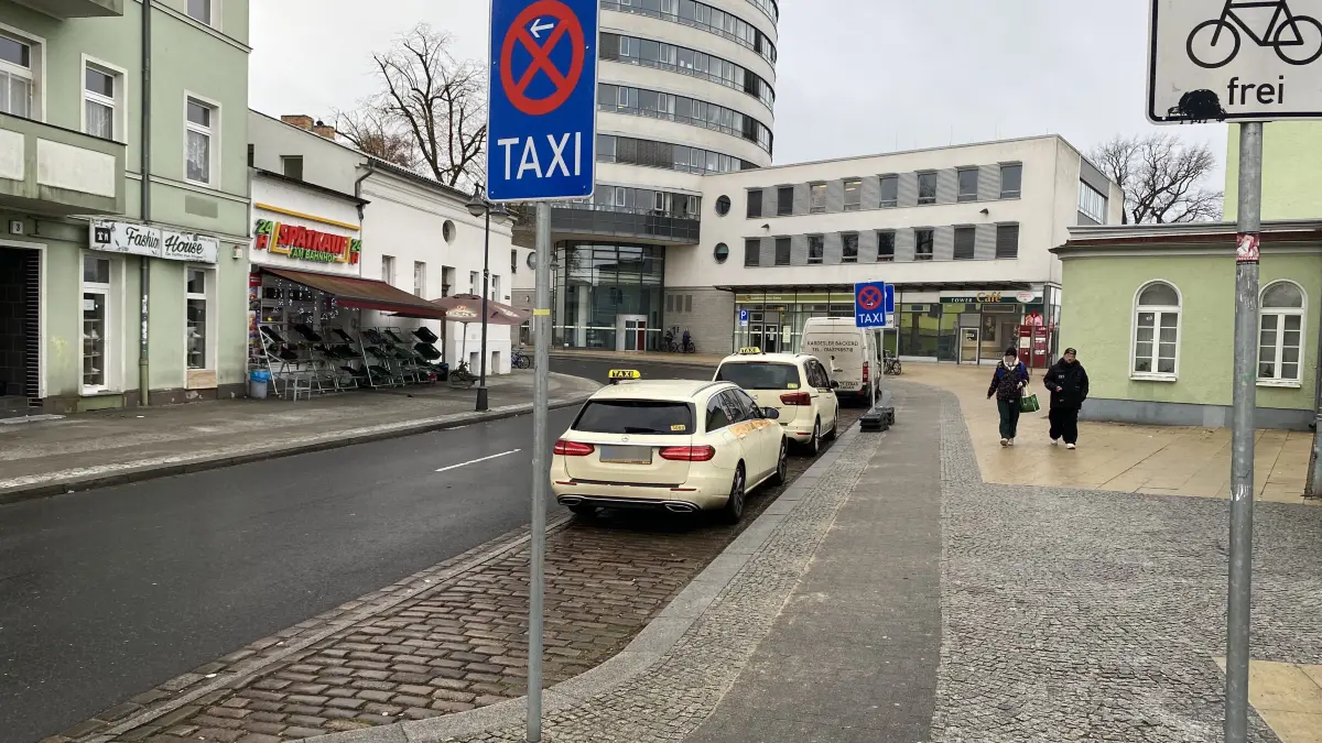 Jetzt für Taxis reserviert: ein Teil der Kurzhaltebucht am Bahnhofsvorplatz in Fürstenwalde