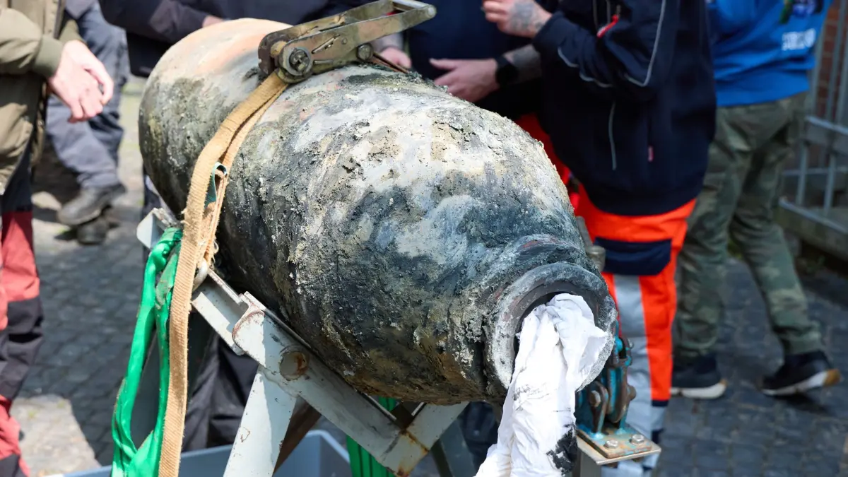Entschärfung einer Fliegerbombe in Kiel: ARCHIV - 09.06.2025, Schleswig-Holstein, Kiel-Gaarden: Die entschärfte Weltkriegsbombe. Rund 12.000 Kieler mussten bis 11.00 Uhr vorübergehend ihre Wohnungen verlassen. Am Donnerstag war eine 250-Kilo-Bombe im Stadtteil Gaarden nahe der Hans-Christian-Andersen-Schule gefunden worden. (zu dpa: «Mehr Blindgänger in Schleswig-Holstein entdeckt») Foto: Georg Wendt/dpa +++ dpa-Bildfunk +++