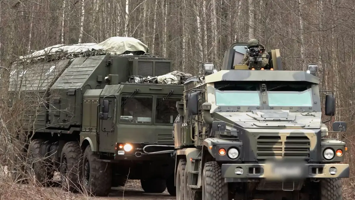 Russische Mittelstreckenrakete Oreschnik in Belarus: HANDOUT - 29.12.2025, Belarus, ---: Auf diesem vom Pressedienst des russischen Verteidigungsministeriums am 29. Dezember 2025 zur Verfügung gestellten Bild ist ein russisches Oreschnik-Raketensystem während eines Trainings an einem ungenannten Ort in Belarus zu sehen. Die Rakete Oreschnik gilt als eine der neuesten Entwicklungen der russischen Waffentechnik. Sie ist prinzipiell fähig, Atomsprengköpfe zu tragen. Foto: -/Russian Defense Ministry Press Service/AP/dpa - ACHTUNG: Nur zur redaktionellen Verwendung und nur mit vollständiger Nennung des vorstehenden Credits +++ dpa-Bildfunk +++