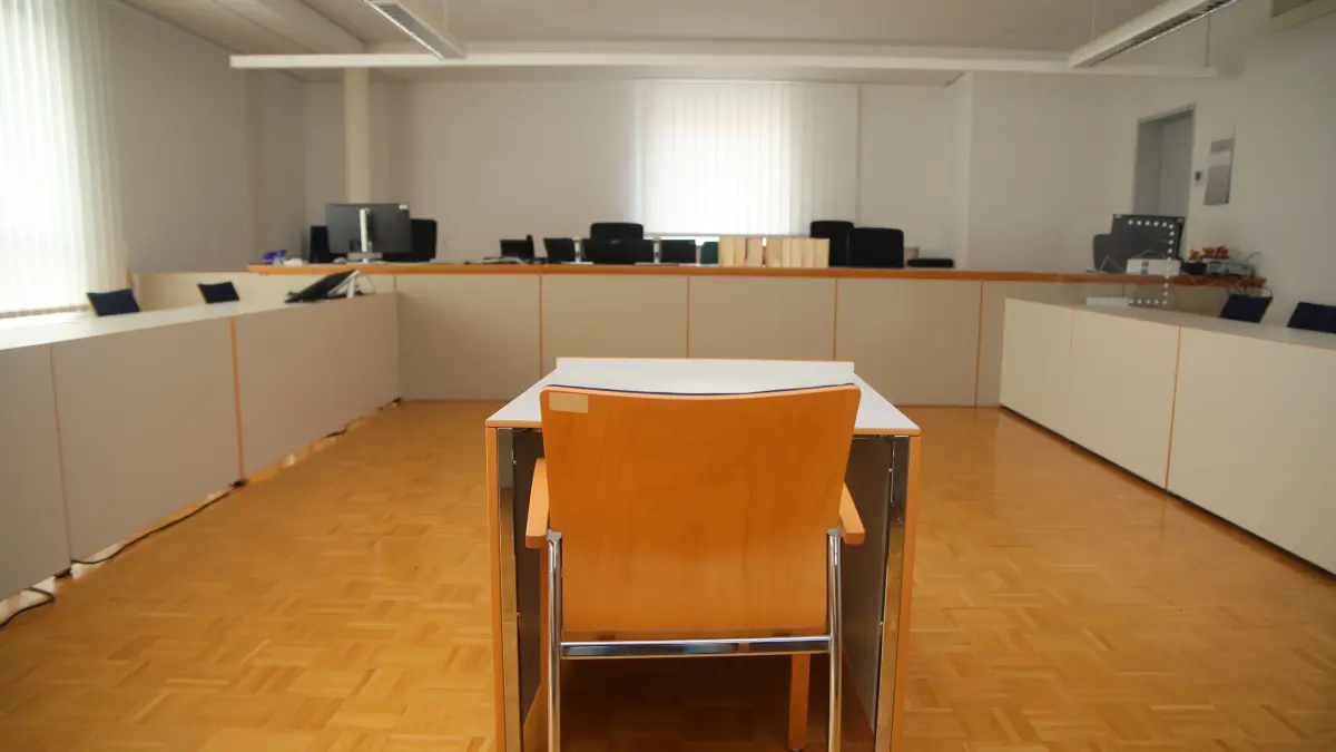 Blick in den großen Verhandlungssaal für Strafsachen im Amtsgericht Fürstenwalde. Angeklagte werden immer wieder dazu angewiesen, Geld an gemeinnützige Einrichtungen zu zahlen.