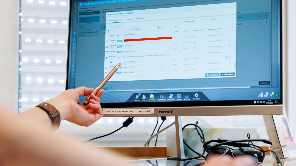 Ein Hausarzt lädt in seiner Praxis Dokumente in eine elektronische Patientenakte "ePA". Anfang des Jahres könnten Praxen in Brandenburg dabei Probleme bekommen. Aber auch für Patienten können sich Nachteile einstellen, vor allem aber Wartezeiten. (Symbolbild)