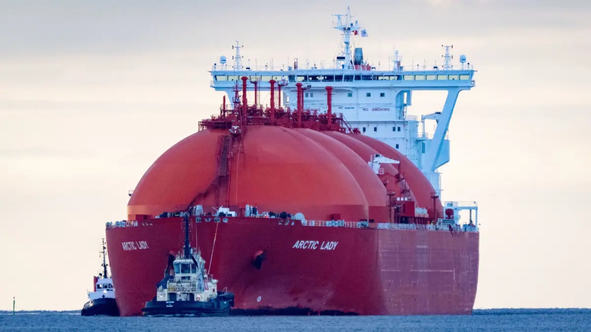 ARCHIV - 18.04.2024, Mecklenburg-Vorpommern, Sassnitz-Mukran: Von Schleppern begleitet transportiert der LNG Tanker "Arctic Lady" eine Ladung LNG zum Energie-Terminal ·Deutsche Ostsee·. Auf der Insel Rügen kann Flüssigerdgas über die ·Energos Power· angelandet und nach der Umwandlung in Gas über eine Erdgas-Anbindungsleitung vom Energie-Terminal ·Deutsche Ostsee· nach Lubmin in das deutsche Verteilnetz eingespeist werden. Nach Angaben der Firma ·Deutsche ReGas· sei das Energie-Terminal ·Deutsche Ostsee· für die Energieversorgung Ost- und Süddeutschlands sowie der Nachbarstaaten von großer Bedeutung. Spätestens am 15. Mai soll der Regelbetrieb beginnen und bis zum Sommer die volle Leistungsfähigkeit erreichen. (zu dpa: «Bundesgericht entscheidet über Anbindung für Rügener LNG-Terminal») Foto: Stefan Sauer/dpa +++ dpa-Bildfunk +++