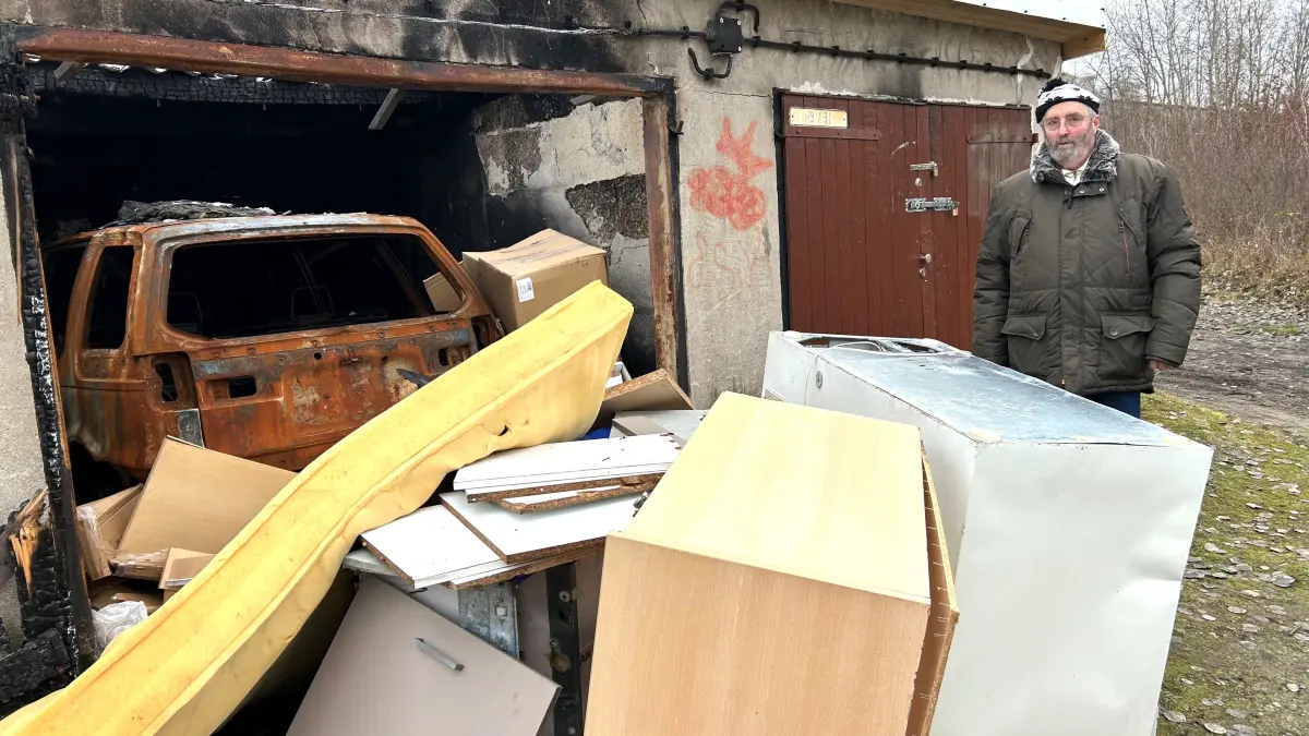 Illegal abgelagerter Müll in Eberswalde: Detlef Jung sorgt sich um Ordnung und Sicherheit im Garagenkomplex unter der Hochspannung. Der Pächter steht vor einer Garafe, die im Juli in Flammen aufgegangen war und die sich neben seiner Garage befindet.