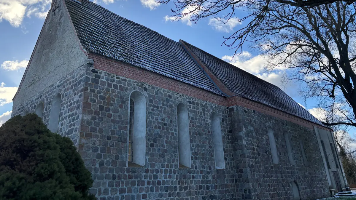 Die Dorfkirche in Crussow bei Angermünde wird kaum mehr genutzt. Jetzt soll ein neues Nutzungskonzept das über 700 Jahre alte Gotteshaus beleben.